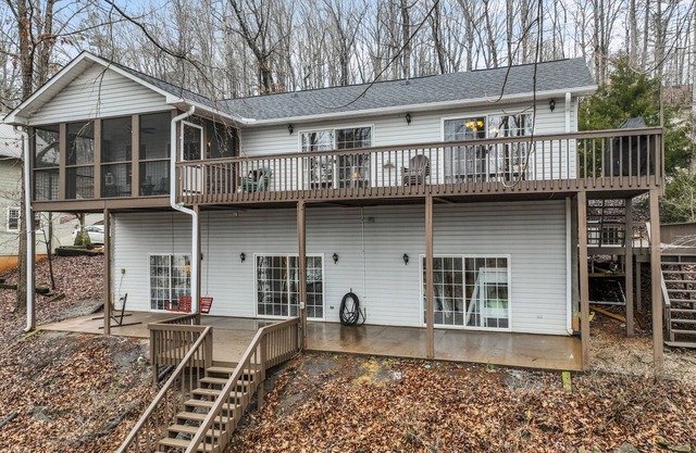 Lakefront 4BR w/dock, lake toys - family fun - Check out our reviews!
