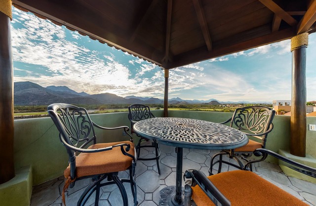 Lakefront apartment with a terrace, lake/golf views, 3 shared pools, WiFi & AC