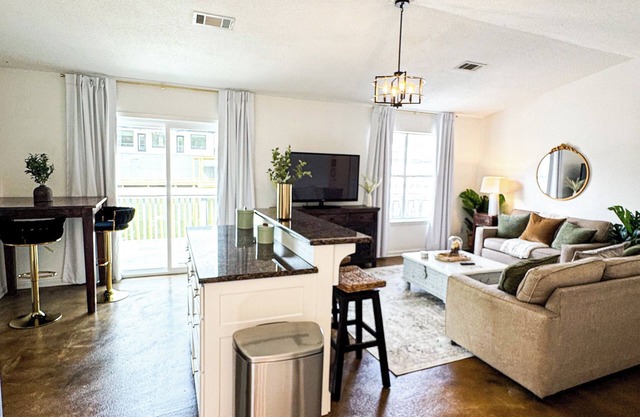 Lakefront bungalow on Hamilton! Private dock!