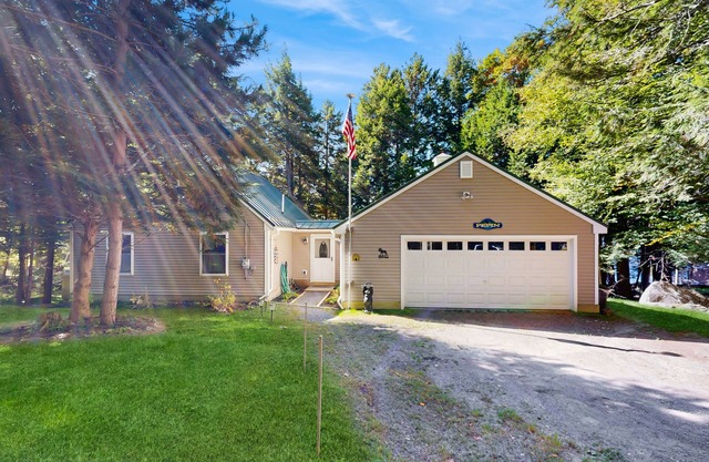 Lakefront cabin close to town with dock, firepit - dogs welcome