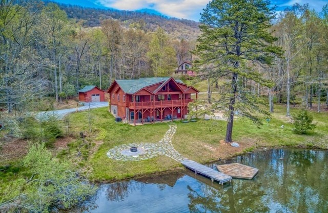 Lakefront cabin with a balcony, firepit, wet bar, washer/dryer, dock, & AC