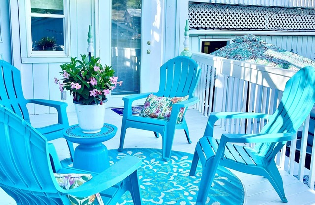 * Lakefront Cottage* Pontoon Boat Inc. *HotTub * Kayaks Rafts* Newly renovated