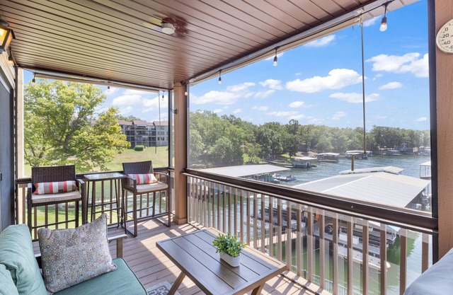 Lakefront Couple Retreat near Hot Spots and Dining