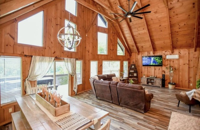 Lakefront dock, Hot Tub, Firepit