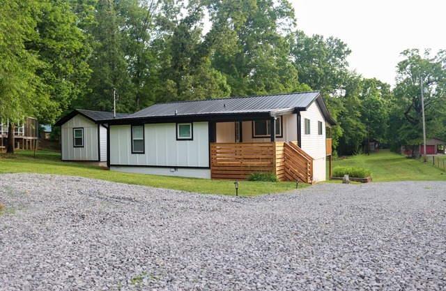 Lakefront Escape at Watts Bar Lake