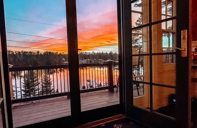LAKEFRONT ESCAPE-💦Hot Tub🌅Views🔥Firepit 🏔️ Hiking,Snowmobile Trails ❄️