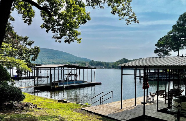LAKEFRONT FAMILY RETREAT-SWIMMING DOCK-OUTDOOR DINING n