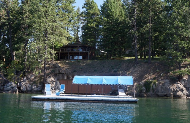 Lakefront Family Retreat. Swim, sun, boat, beach, float, fish, relax, dream.