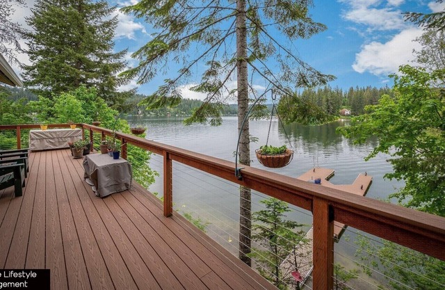 Lakefront Fun On Hayden Lake! Sleeps 12 on Quiet Bay wWater Toys & So Much More