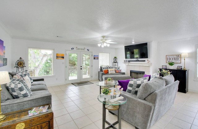 Lakefront Hot Springs Condo w/Balcony & Fireplace