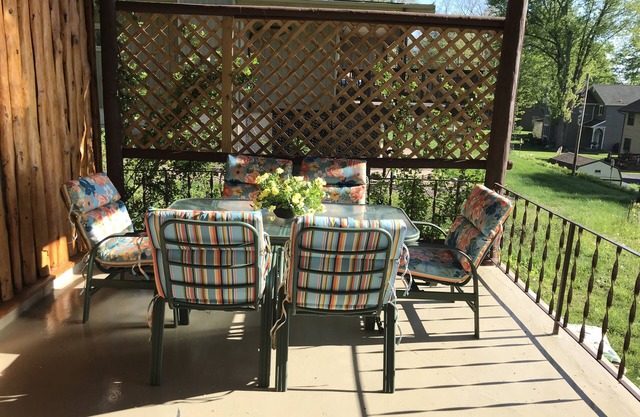 Lakefront house with privacy and great sunsets - rents Saturday to Saturday