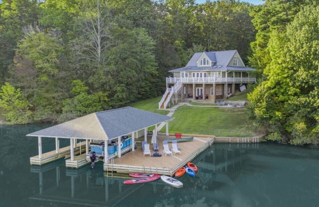 Lakefront, Kayaks, SUPs, Hot Tub & Boat Options