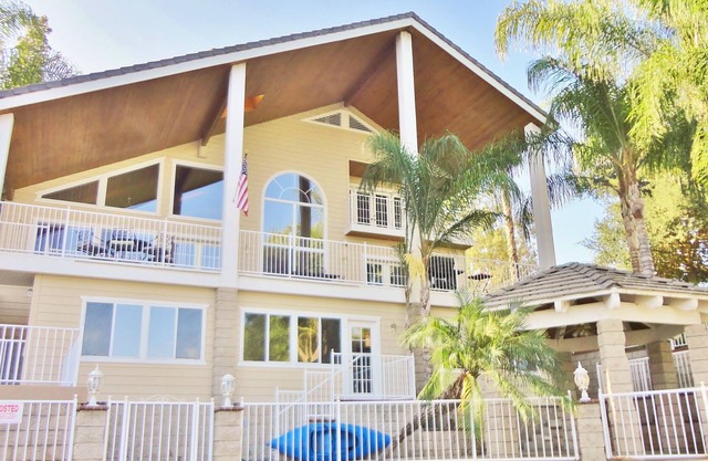 Lakefront Lodge with an Amazing View