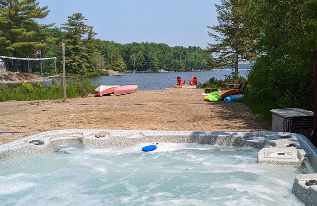 Lakefront Muskoka Chalet for Families: Volleyball, Gourmet Kitchen, Hot Tub