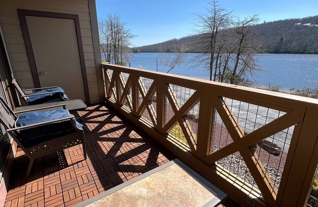 Lakefront on Boulder Lake with beach access and beautiful views, relax & enjoy!