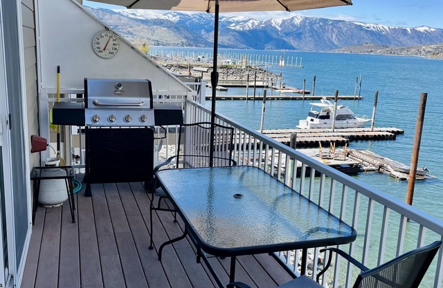 Lakefront Paradise- Walk to Town, Views, Private Beach, Lakeside