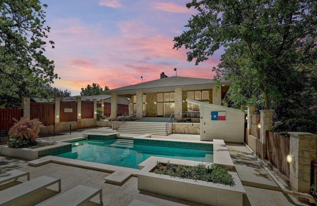 Lakefront Pool, Fire Pit, + 2 Story Dock on LBJ!