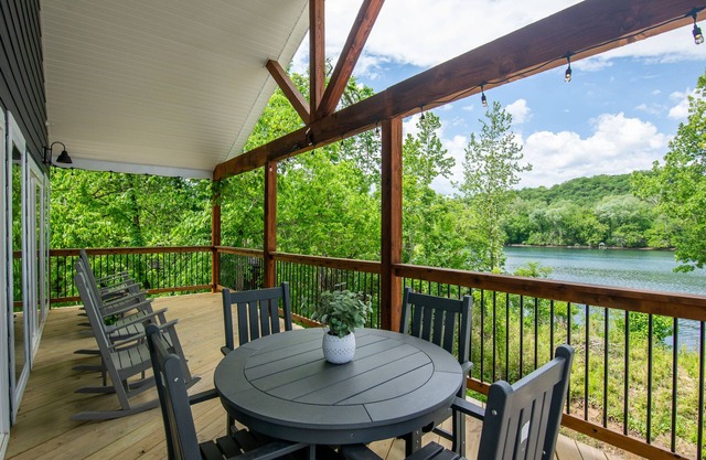 Lakefront, Private Hot Tub, Near Downtown Landing | Blue Pearl