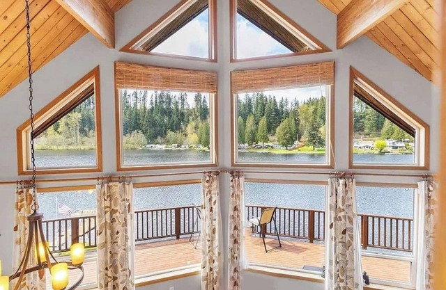 ~Lakefront Property ~ 23 miles to Mt. Rainier!