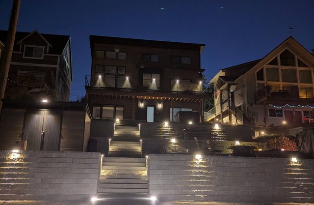 Lakefront Retreat - Dock, Golf, Hot Tub & Arcade