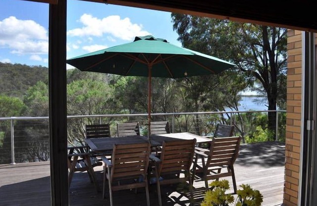 Lakefront Retreat-Water Frontage-Canoe-Pet-Walk to Beach/Town-Peaceful & Quiet