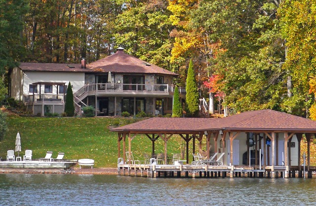 Lakefront retreat with a dock, waterfront kitchenette, firepit & hot tub