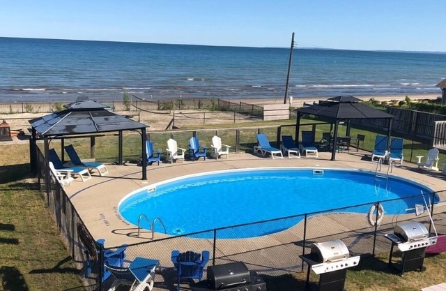Lakefront studio with shared grill & firepit - steps to beach and pool