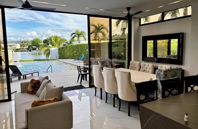 Lakefront villa with private Dook, Piscina & Jacuzzi