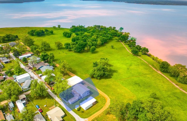 Lakefront w/4 kings, 2 queens, 2 twins + Game Rm