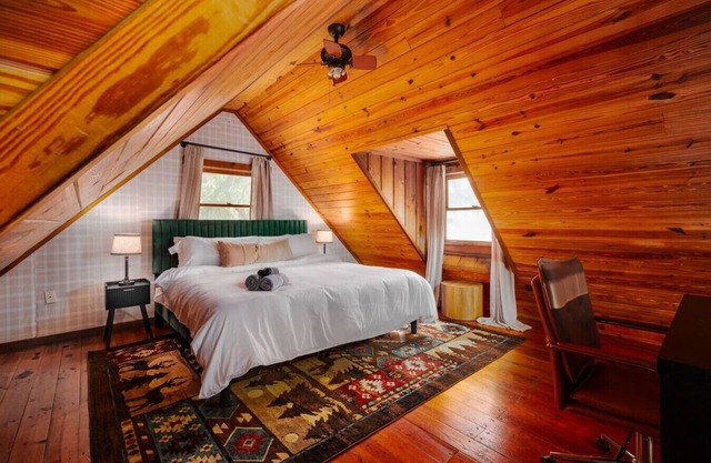 Lakefront w/Jacuzzi, Games, Loft + Sleeps 12!