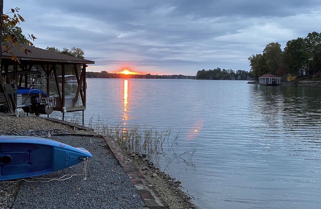 Lakeside Lake Balboa w/2 kayaks