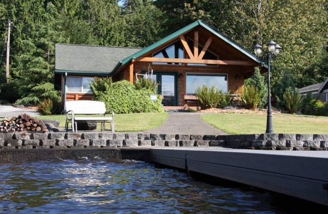 ~ Lakeside Log Cabin ~ Blessings & Memories Abound!