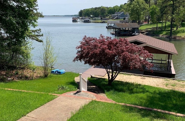 Lakeside Log Cabin - Sleeps 12, Boathouse, Sandy Beach, Lush Yard