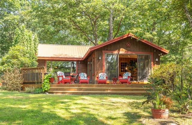 Lakeside Story - Log Cabin, Fire Pit, Beach!
