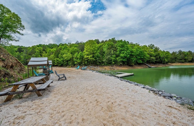 Lakeview Escape! Pet-Friendly Cabin +Game Loft