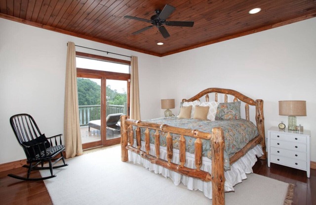 Lakeview Fun 6BR Cabin with Game Room for Groups and Families