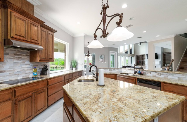 Lakeview Haven6BRGated,15mintoBeach!6500SF,WiFi536Mbps,HotTubPool Table!3K-5QBed