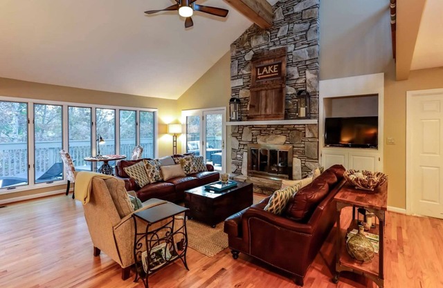 Lakeview Retreat at Rumbling Bald