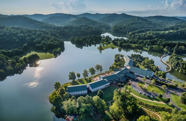 Lakeview Room | King + Sofa | Pets Allowed