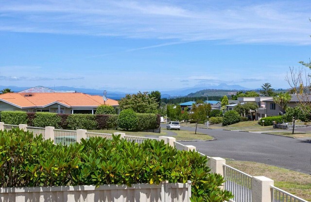 Lakewood Cottage - charming retreat, near town centre, with beautiful mountain views