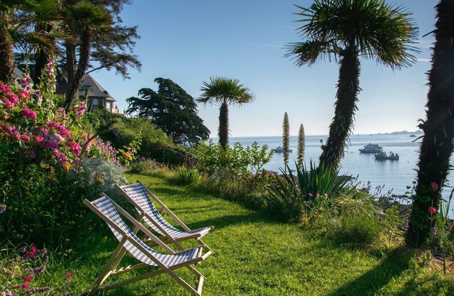 Lancelot islet, sea view and feet in the water