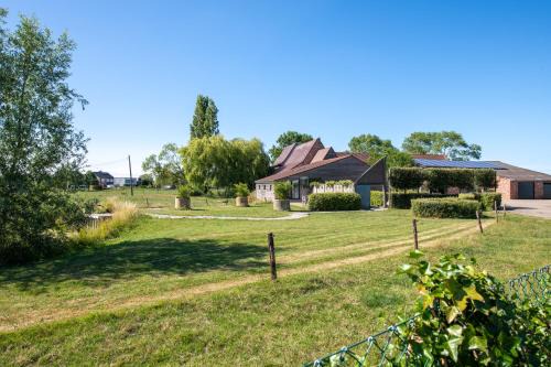 Landelijk vakantiehuis in Diksmuide met een tuin en vijver