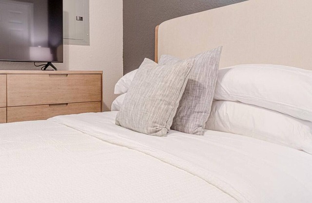 Landing at Discovery at Mountain View - Studio in Downtown Antioch