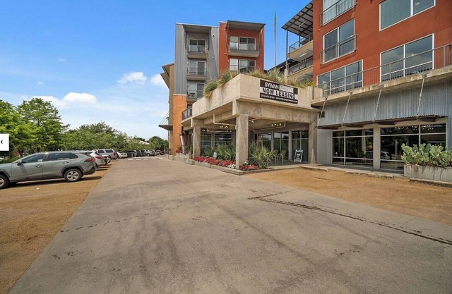 Landing at Lofts at Sylvan Thirty - 2 Bedrooms in East Oak Cliff