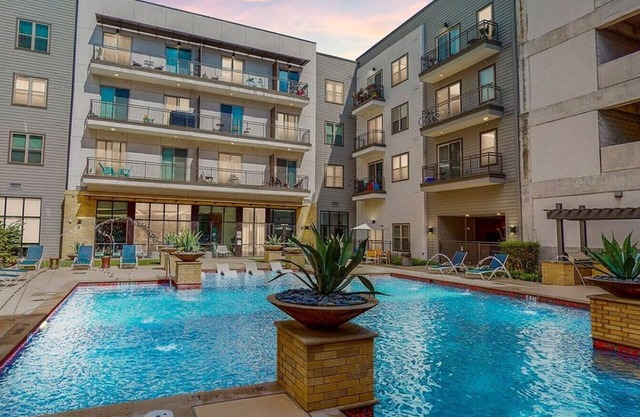 Landing at Rivera on Broadway - 1 Bedroom in Downtown