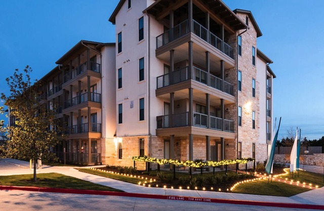 Landing | Beautiful 1BD, Pool, Clubhouse