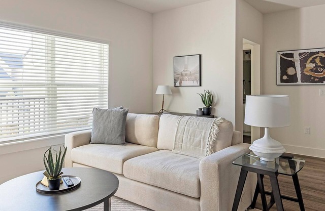 Landing | Beautiful 2BD, Gym, Pool