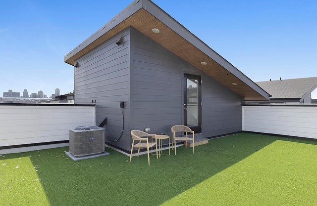 Landing | Chic 2BD in Downtown Dallas