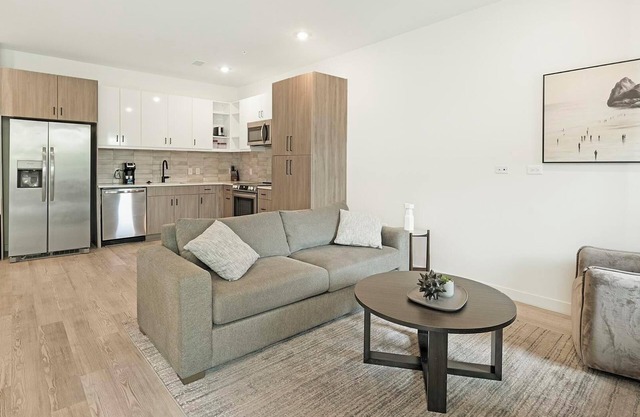 Landing | Stylish 1BD, Game Room, Rooftop Lounge
