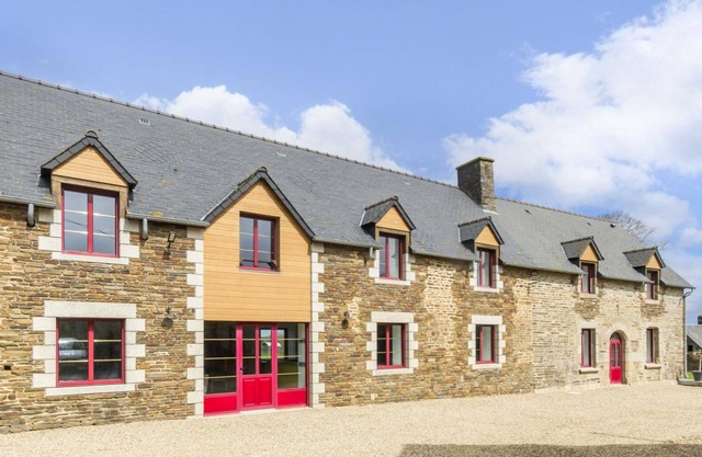 Large family house in the countryside with garden, electric charging, pets allowed